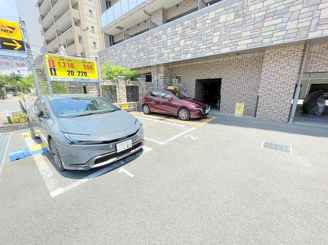 レオングラン新大阪レジデンスの駐車場