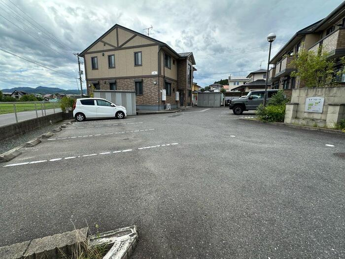 ルナフローラ Aの駐車場