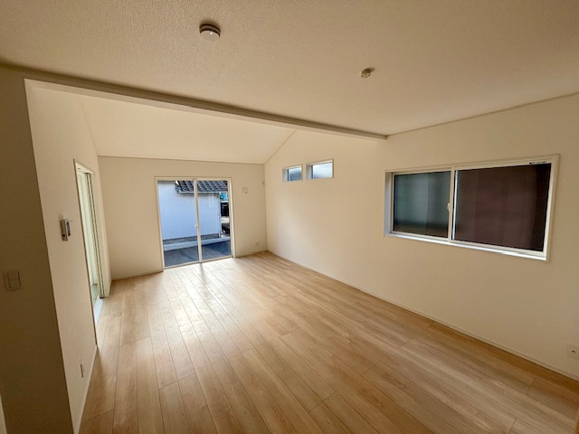 大牟田市唐船第2　2号棟の居間・リビング|開放感あふれるLDKは家族が自然と集まる心地よい空間です。シンプルな内装で家具の配置も自由自在、暮らしに合わせてアレンジ可能です