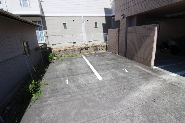 リバーサイド樫の木の駐車場