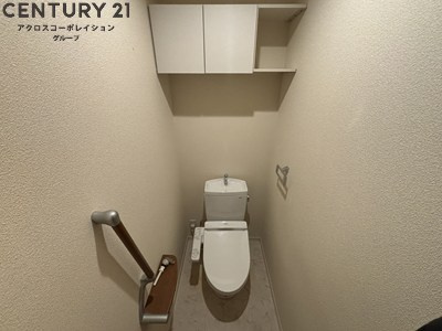 収納スペース豊富なトイレです。