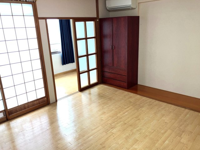 メゾン鳴鹿1番館の居間・リビング