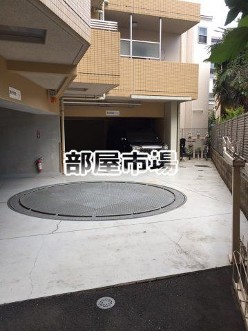 レジディア町屋 の駐車場