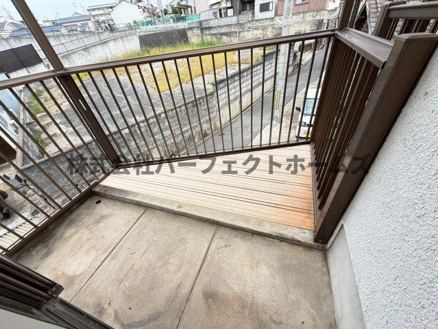高倉1丁目テラスハウス　賃貸のバルコニー|暖かな日差しのふりそそぐバルコニー