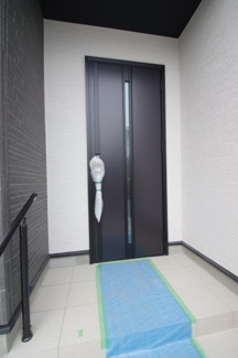 【玄関】 | 【仲介手数料無料！！】日野市上田　新築戸建て（全5棟）5号棟　5280万円