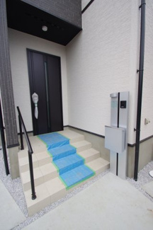 【玄関】 | 【仲介手数料無料！！】日野市上田　新築戸建て（全5棟）5号棟　5280万円