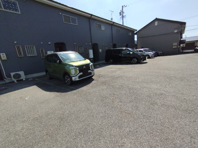 メゾネット椿の駐車場