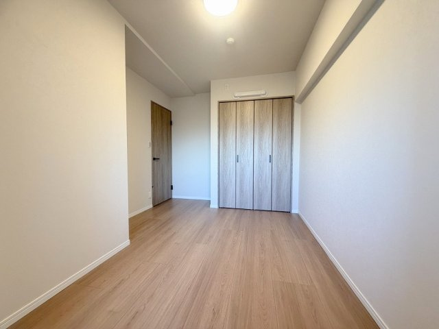 ライフペリエ三郷の洋室|クローゼットが付いた洋室5.5帖