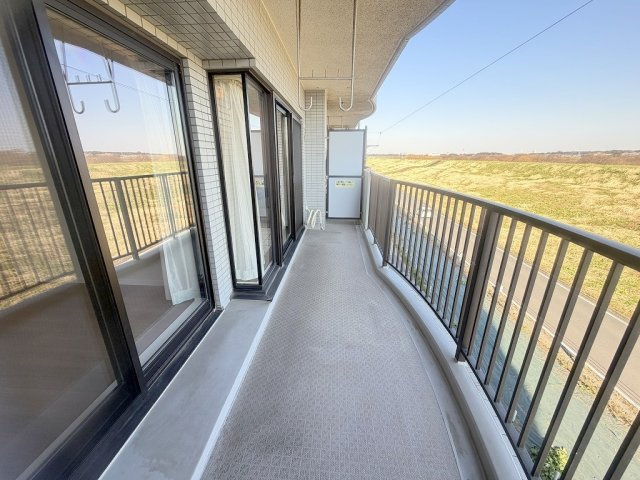 ライフペリエ三郷のバルコニー|前面棟無しで陽当り良好です