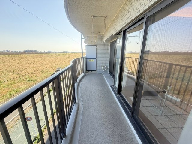 ライフペリエ三郷のバルコニー|前面棟無しで陽当り良好です