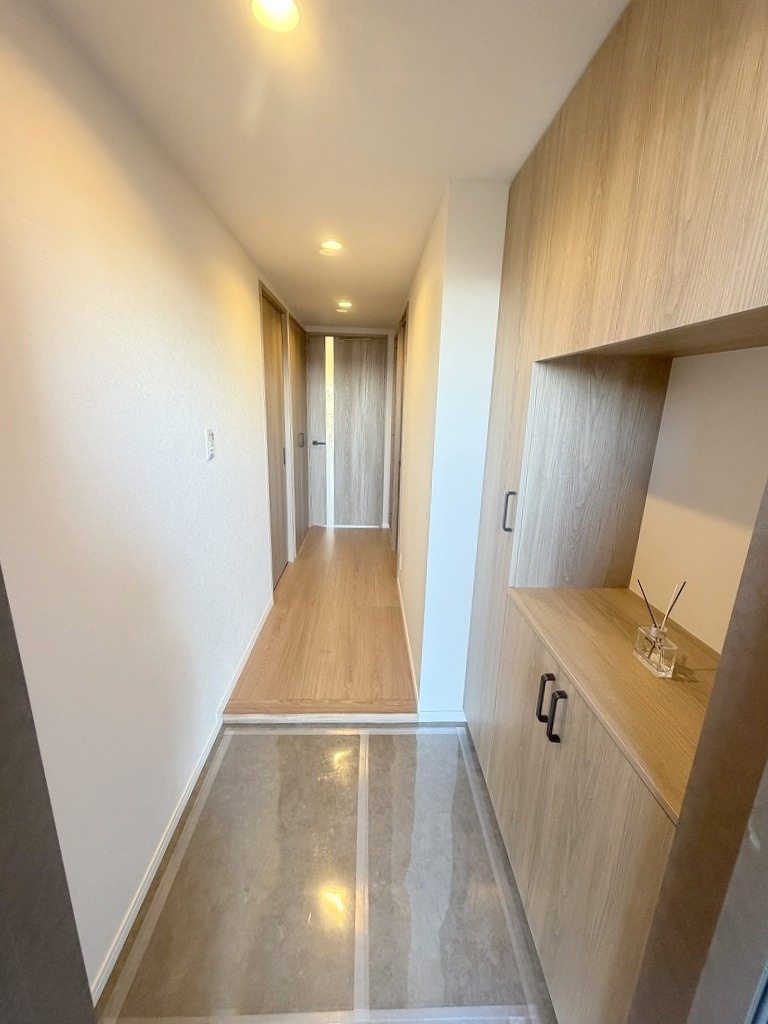 ライフペリエ三郷の玄関|玄関から見た室内写真です