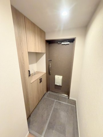 ライフペリエ三郷の玄関|カウンター部分にはお好きなインテリアが飾れます