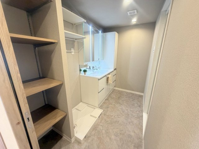 ライフペリエ三郷のランドリースペース|タオルやパジャマ、洗剤なども十分における洗面脱衣所です