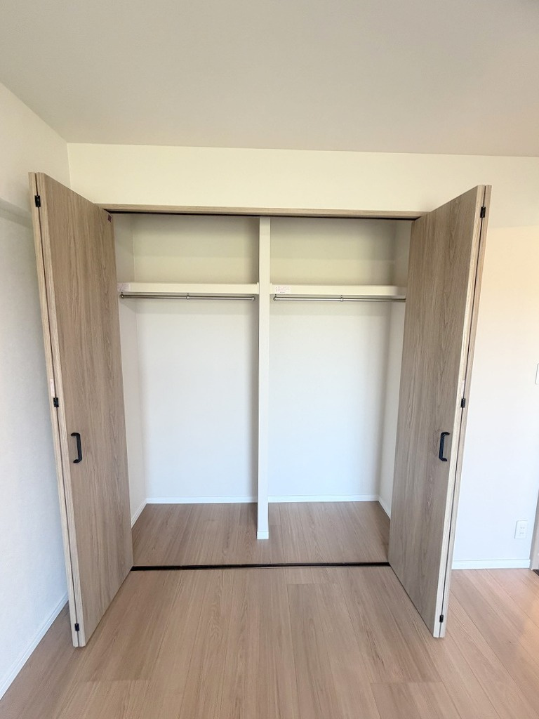 ライフペリエ三郷の収納|大切な衣類を収納できるクローゼット完備