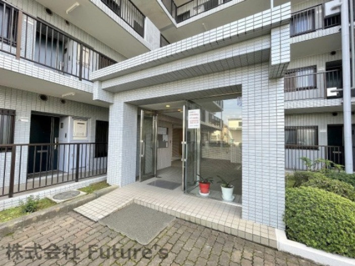 ライフペリエ三郷のエントランス|エントランスには管理人さんも居るので安心です。