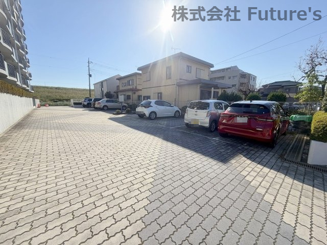 ライフペリエ三郷の駐車場|敷地内カースペース（要空き・料金確認）