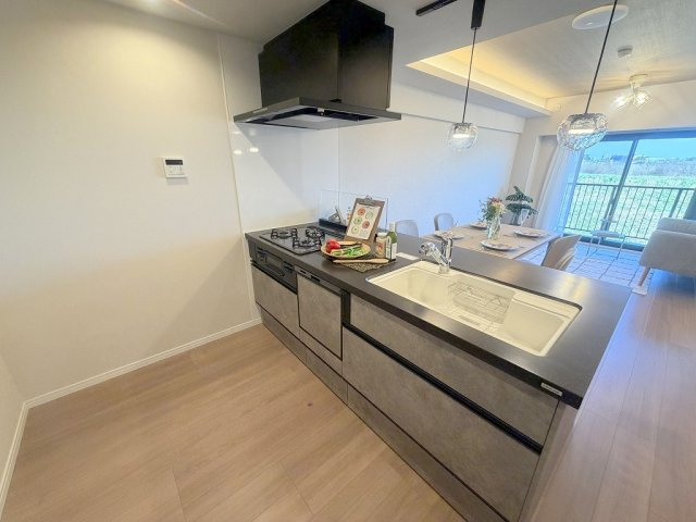 ライフペリエ三郷のキッチン|食洗機が付いたシステムキッチンです。新品交換済み