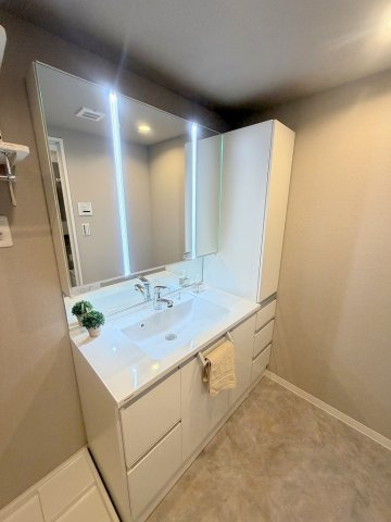 ライフペリエ三郷のエントランス|エントランスには管理人さんも居るので安心です。