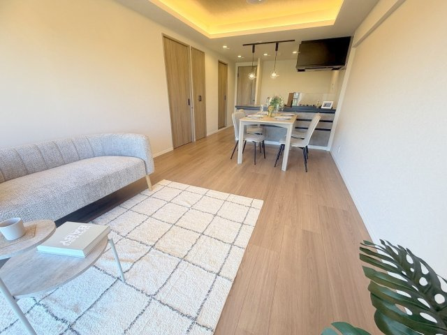 ライフペリエ三郷の居間・リビング|折上天井・ライトがオシャレなリビングです