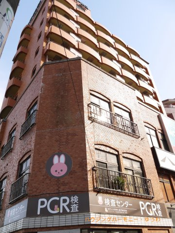 【外観】 | ヒルクレスト駒込 | 陽光浴びる外観がシンプルな外観をより際立たせ、人々の記憶に存在感を植え付けます。