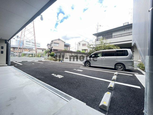 アジュール鳥飼の駐車場