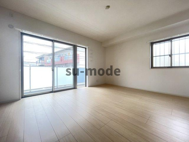 アジュール鳥飼の洋室