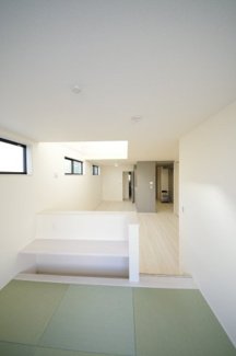 【居間・リビング】 | 【仲介手数料無料！！】日野市旭が丘1丁目　新築戸建て（全3棟）2号棟　5390万円