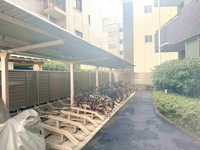 ミルーナヒルズエグラス梅島の駐輪場