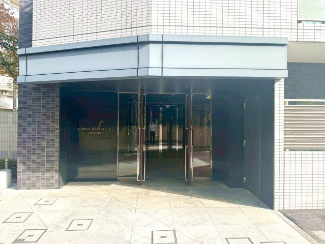 ミルーナヒルズエグラス梅島のエントランス