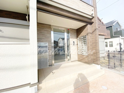 【エントランス】 | パルティール | 綺麗に管理された防犯面の高いオートロック付きエントランス