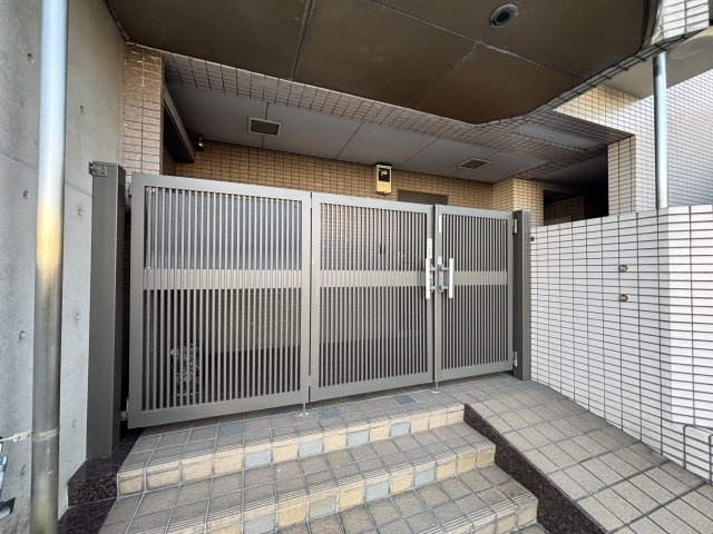 川口市元郷３丁目の賃貸マンションのエントランス