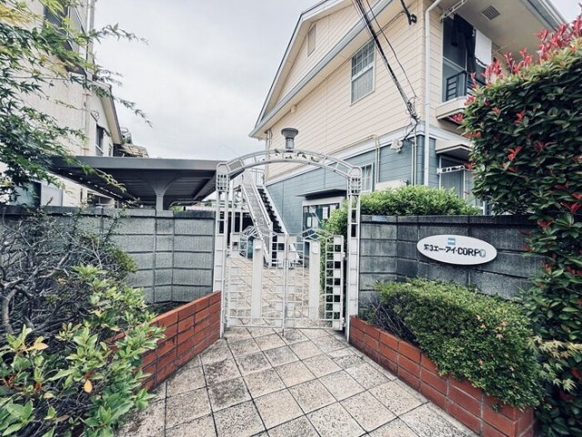 武蔵野市吉祥寺本町３丁目のアパートのエントランス