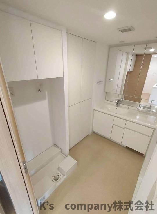 ◎茅ヶ崎市汐見台　リストレジデンス茅ヶ崎海岸の独立洗面台|朝の忙しい時間でもストレスなくご準備いただける広い鏡とゆとりのある洗面スペース◇