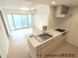 ◎茅ヶ崎市汐見台　リストレジデンス茅ヶ崎海岸のキッチン|キッチン側から見たリビングスペース◇