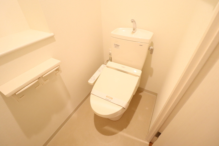 三鷹市下連雀６丁目の賃貸マンションのトイレ