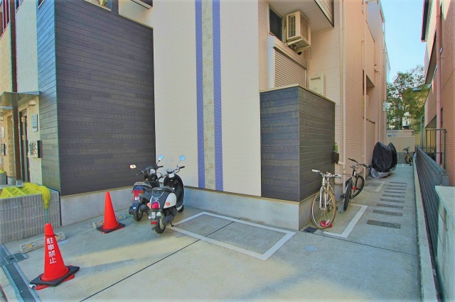 CastleEast L’sの駐車場