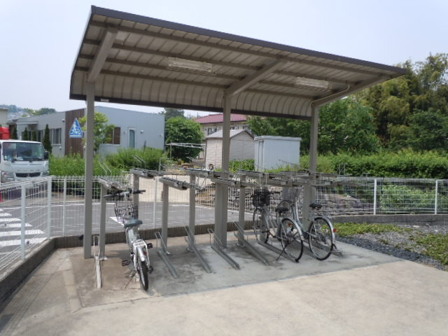 ハーミット高幡の駐車場|駐輪場