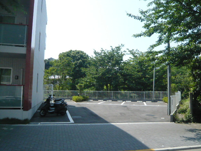 ハーミット高幡の駐車場