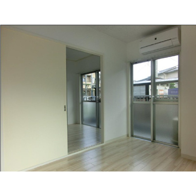 【居間・リビング】 | 平野マンション | こちらの居間で趣味の時間をお楽しみください