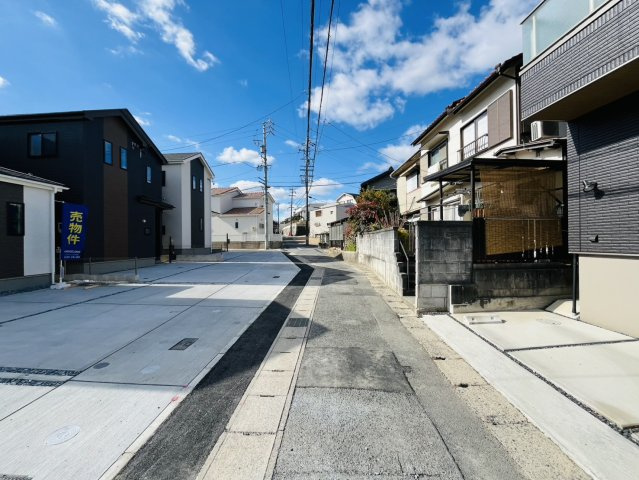 豊明市新栄町3-104『仲介手数料無料』新築戸建ての前面道路含む現地写真