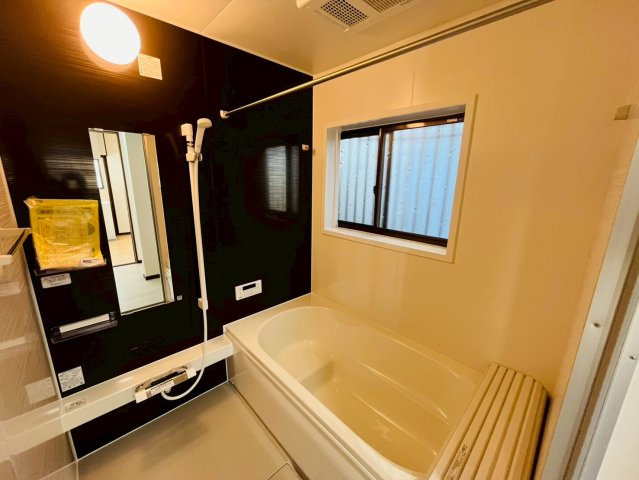 小山市大字間々田　リフォーム物件の浴室|〇浴室〇
嬉しいリフォーム済みの明るい浴室♪空気もこもらずいつもクリーンな浴室乾燥機付です（＾＾）
2025年11月撮影