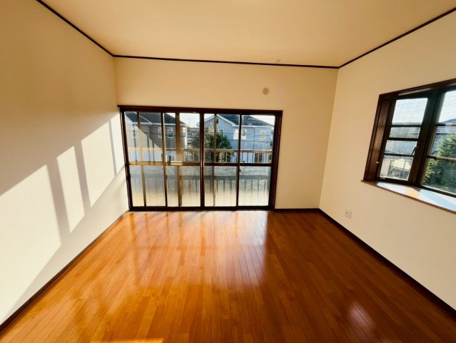 小山市大字間々田　リフォーム物件の洋室|〇2階洋室　8帖〇
バルコニーに面した洋室は日当たり良好です！収納スペースを２ヶ所ご用意♪たっぷりの収納で住空間もスッキリ広々♪
2025年10月撮影