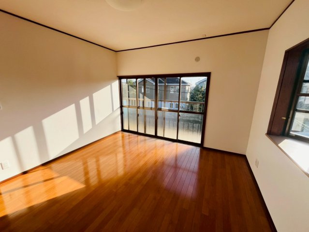 小山市大字間々田　リフォーム物件の洋室|〇2階洋室　8帖〇
窓から明るい日差しが差し込みます♪
2025年10月撮影