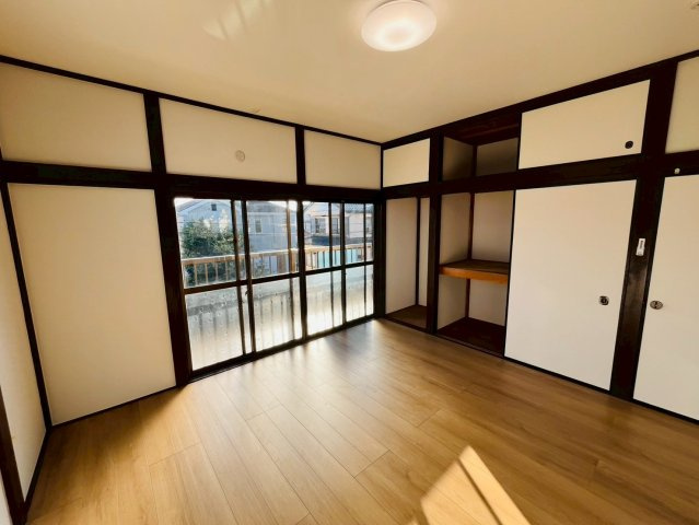 小山市大字間々田　リフォーム物件の洋室|〇2階洋室　8帖〇
8帖の洋室！こちらもバルコニーに繋がるお部屋です♪
2025年10月撮影