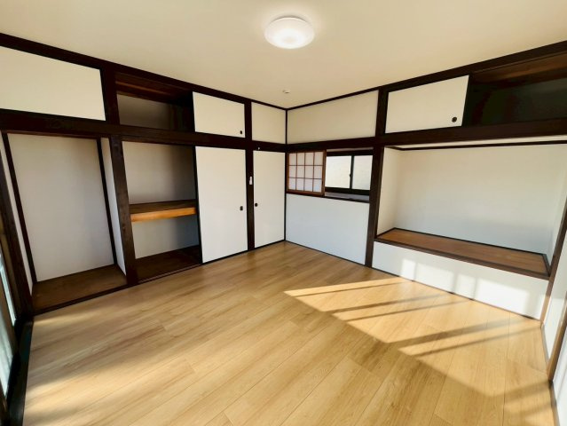 小山市大字間々田　リフォーム物件の洋室|〇2階洋室　8帖〇
大きな窓で２階居室にもしっかりと陽ざしが届いて明るい室内（＾＾）各居室に収納がございますので最大限お部屋を広く使うことができます♪
2025年10月撮影