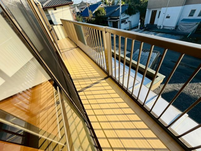 小山市大字間々田　リフォーム物件のバルコニー|〇バルコニー〇
太陽の光が気持ちいいバルコニー！２居室から出入りできるので、お布団を干す際にもとても便利です♪
2025年10月撮影