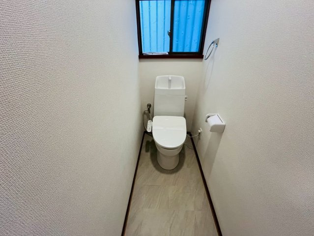 小山市大字間々田　リフォーム物件のトイレ|〇トイレ〇
新品交換済み！タオル掛け付き、温水洗浄便座です♪
2025年10月撮影