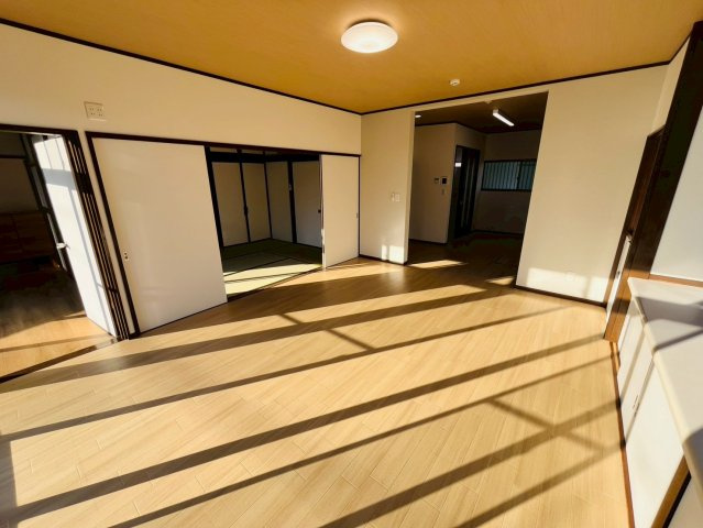 小山市大字間々田　リフォーム物件の居間・リビング|〇リビング〇
17.65帖の広々LDK♪続き間の和室と合わせると更に開放的な空間が広がります（＾＾）
2025年10月撮影