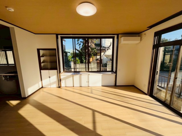 小山市大字間々田　リフォーム物件の居間・リビング|〇リビング〇
落ち着きのある木目調のリビング♪窓から明るい日差しが差し込みます♪
2025年10月撮影