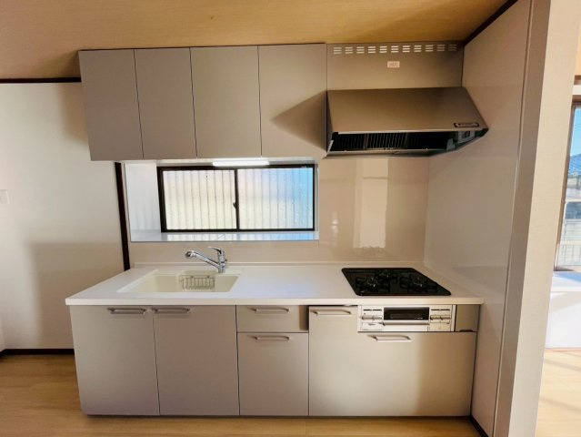 小山市大字間々田　リフォーム物件のキッチン|〇キッチン〇
リフォーム済みシステムキッチン♪窓付きで手元は明るく（＾＾）収納豊富なのも嬉しいポイントです♪
2025年10月撮影